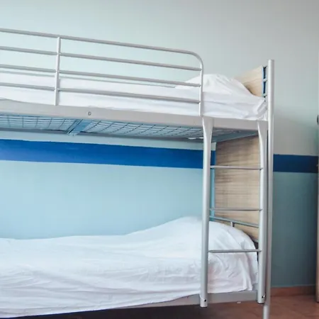 Beach And Center Backpackers *