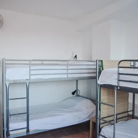 Beach And Center Backpackers